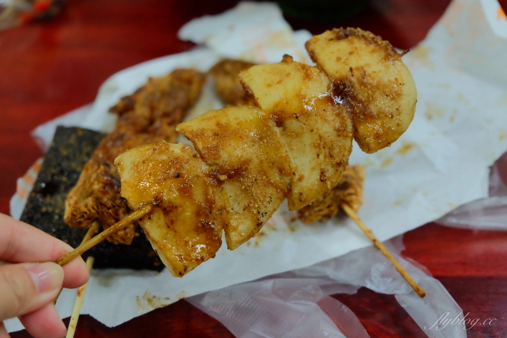 台中南區｜忠孝烤肉．友人帶路吃忠孝夜市美食，推薦米血、甜不辣和炸豆皮 @飛天璇的口袋