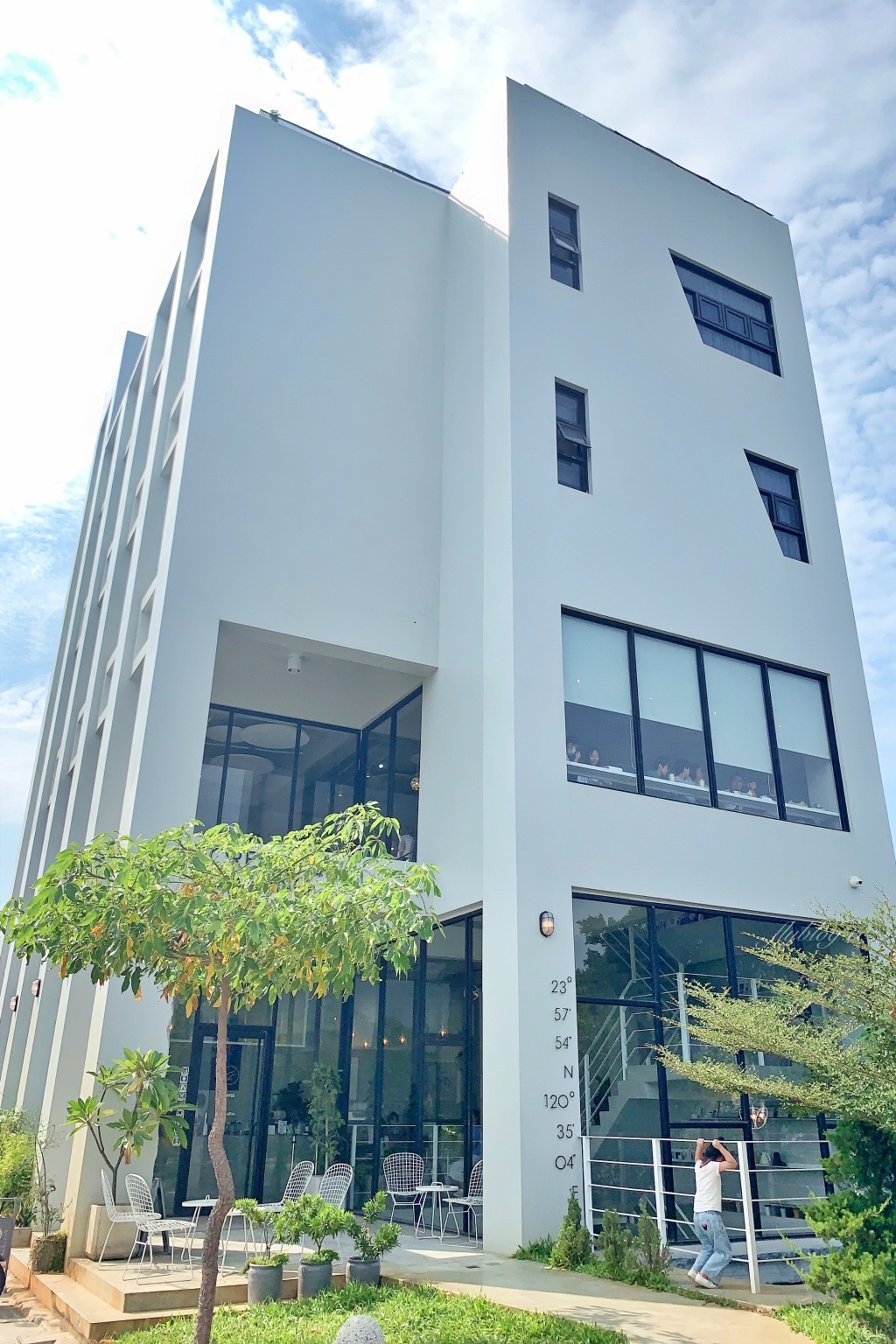 有片森林｜純白落地窗韓風咖啡館，員林IG網美熱門打卡景點 @飛天璇的口袋