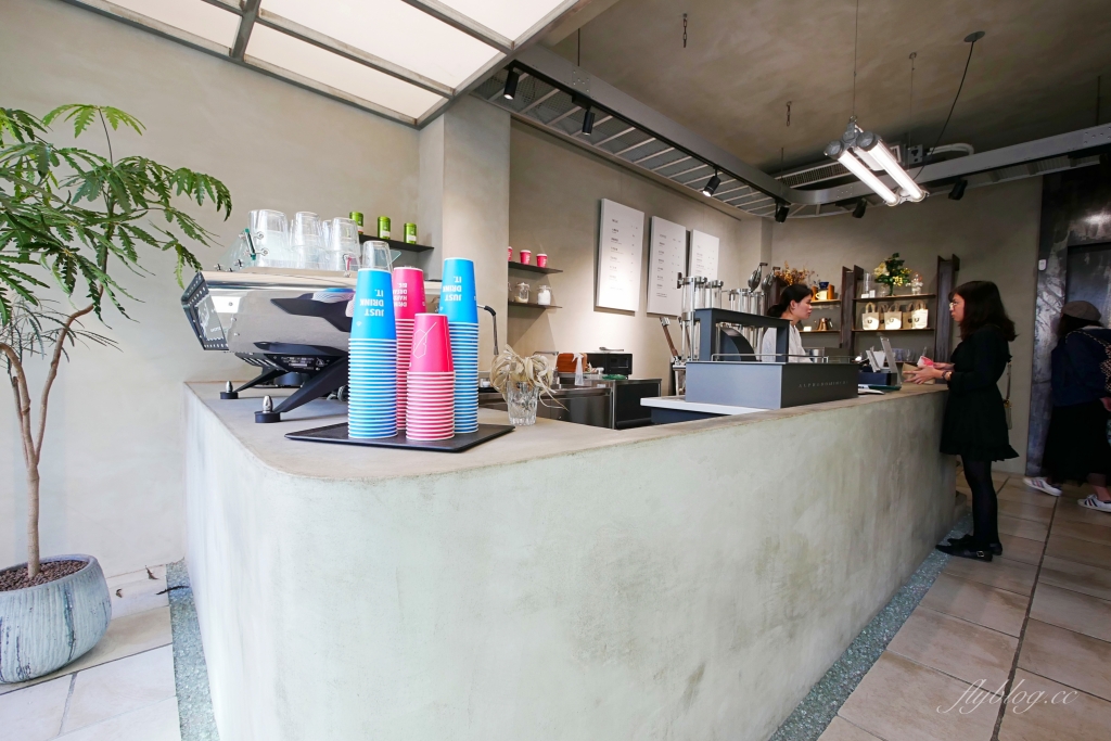 木更咖啡 Mugeneration｜老宅改建「木更咖啡」，漂亮的清水模建築 @飛天璇的口袋