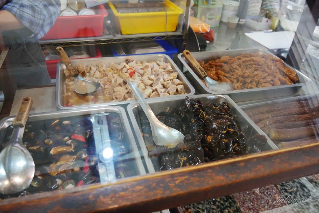 聞香下馬｜食尚玩家報導中了化骨綿掌的燜雞，苗栗苑裡必吃美食推薦 @飛天璇的口袋