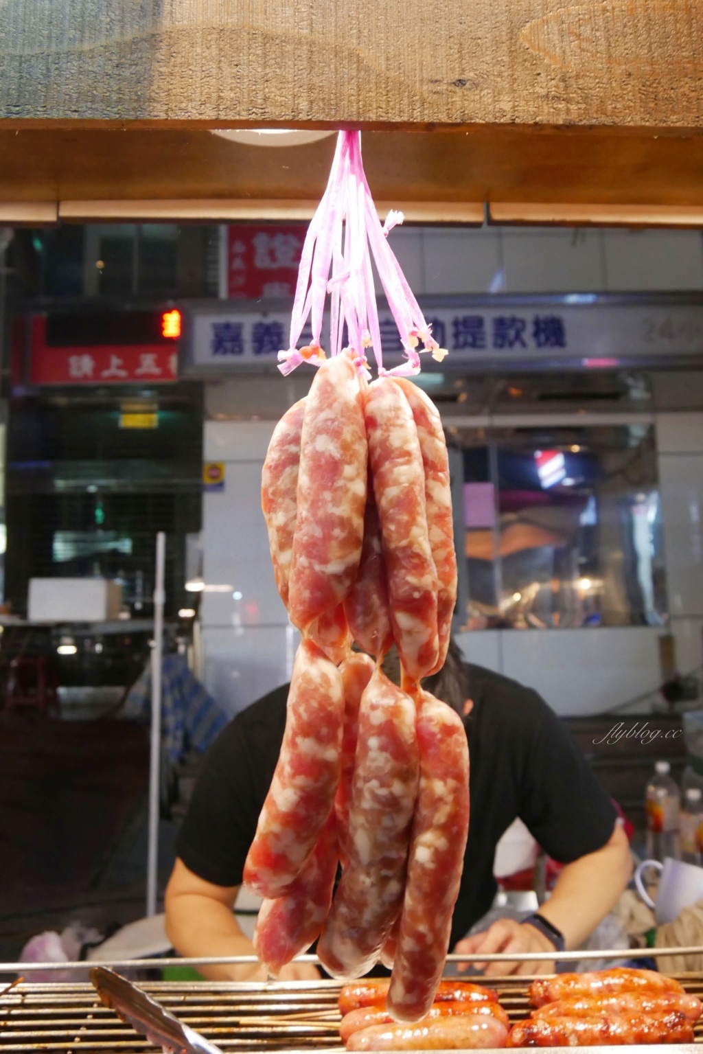 嘉義西區｜大俠香腸：文化夜市美食新選擇~大俠酒香腸堡x酒香燒雞翅x地瓜酒香腸 @飛天璇的口袋