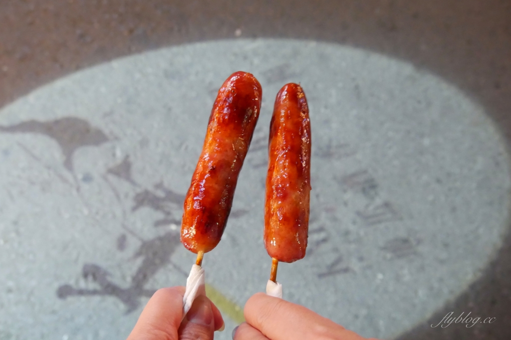 嘉義西區｜大俠香腸：文化夜市美食新選擇~大俠酒香腸堡x酒香燒雞翅x地瓜酒香腸 @飛天璇的口袋