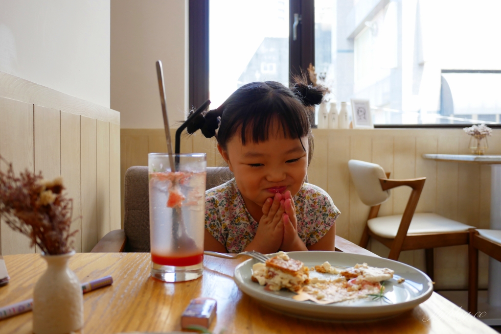 台中西區｜貝爵妮法式點心坊．精明商圈優質甜點店，舒芙蕾和厚鬆餅都好吃 @飛天璇的口袋