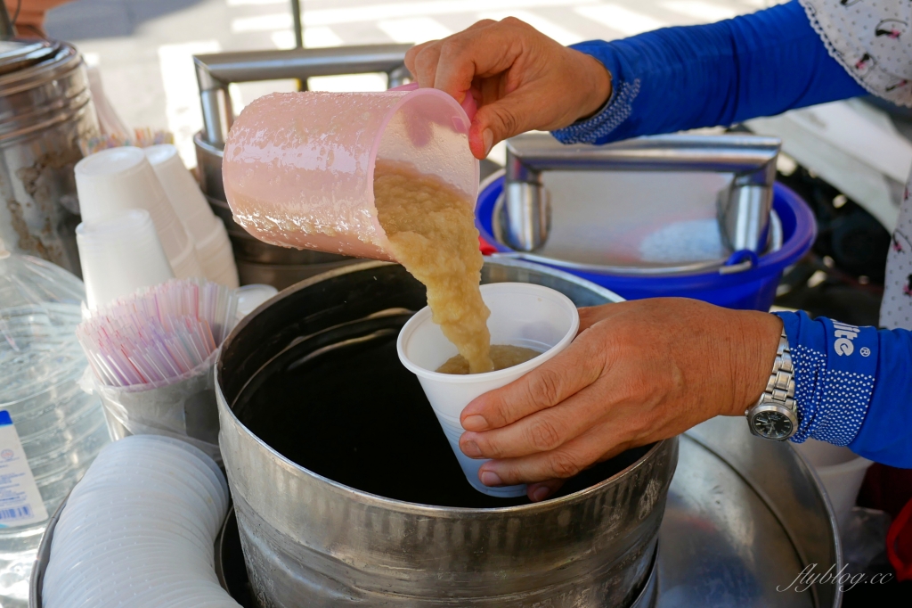 【台中豐原】橫街阿嬤紅茶攤：豐原在地50年的古早味，鐵桶碎冰紅茶綠豆沙搖搖冰 @飛天璇的口袋