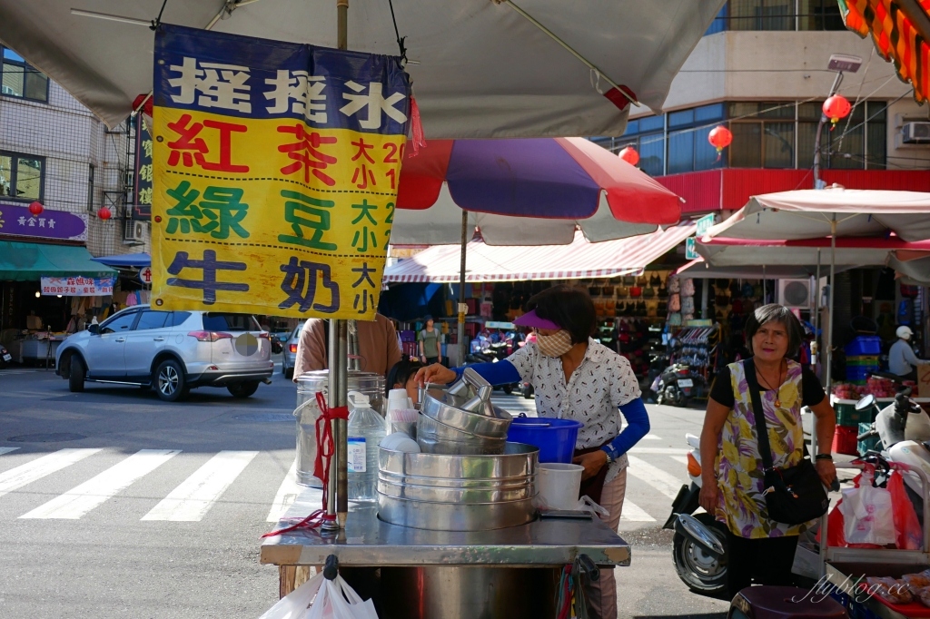 【台中豐原】橫街阿嬤紅茶攤：豐原在地50年的古早味，鐵桶碎冰紅茶綠豆沙搖搖冰 @飛天璇的口袋