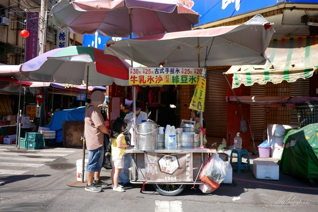 【台中豐原】橫街阿嬤紅茶攤：豐原在地50年的古早味，鐵桶碎冰紅茶綠豆沙搖搖冰 @飛天璇的口袋