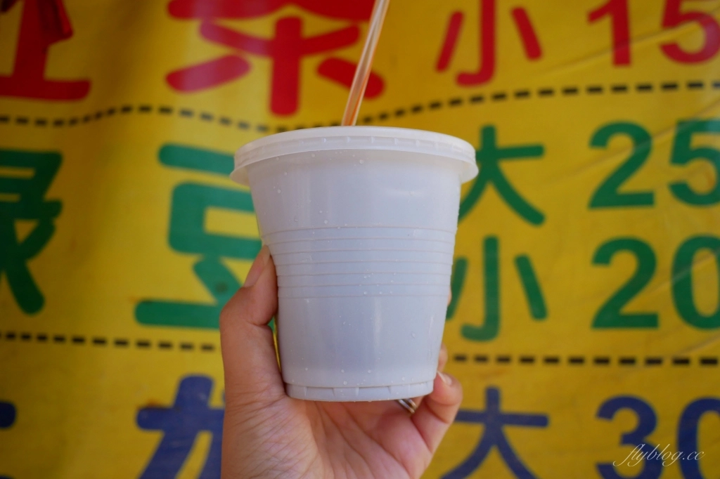 【台中豐原】橫街阿嬤紅茶攤：豐原在地50年的古早味，鐵桶碎冰紅茶綠豆沙搖搖冰 @飛天璇的口袋