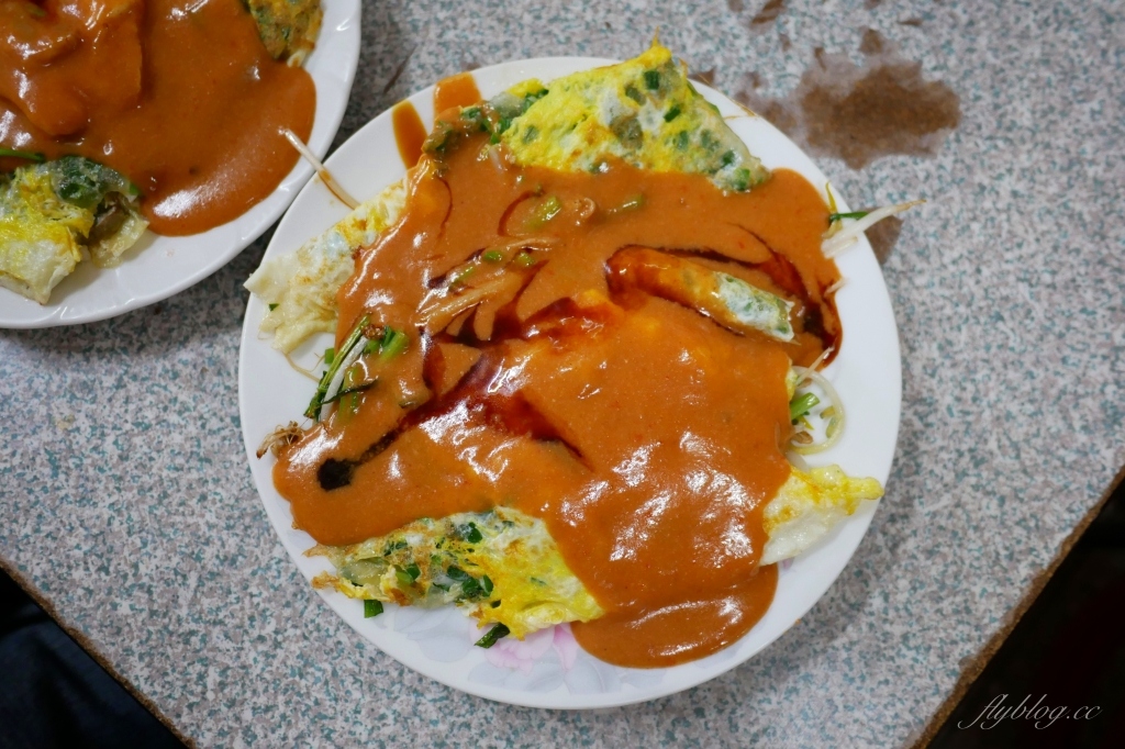 【台中豐原】正兆蚵仔煎：豐原廟東人氣美食，加了獨色花生醬料 @飛天璇的口袋