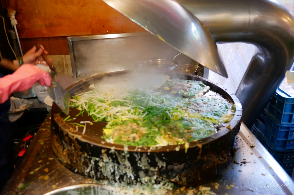 【台中豐原】正兆蚵仔煎：豐原廟東人氣美食，加了獨色花生醬料 @飛天璇的口袋
