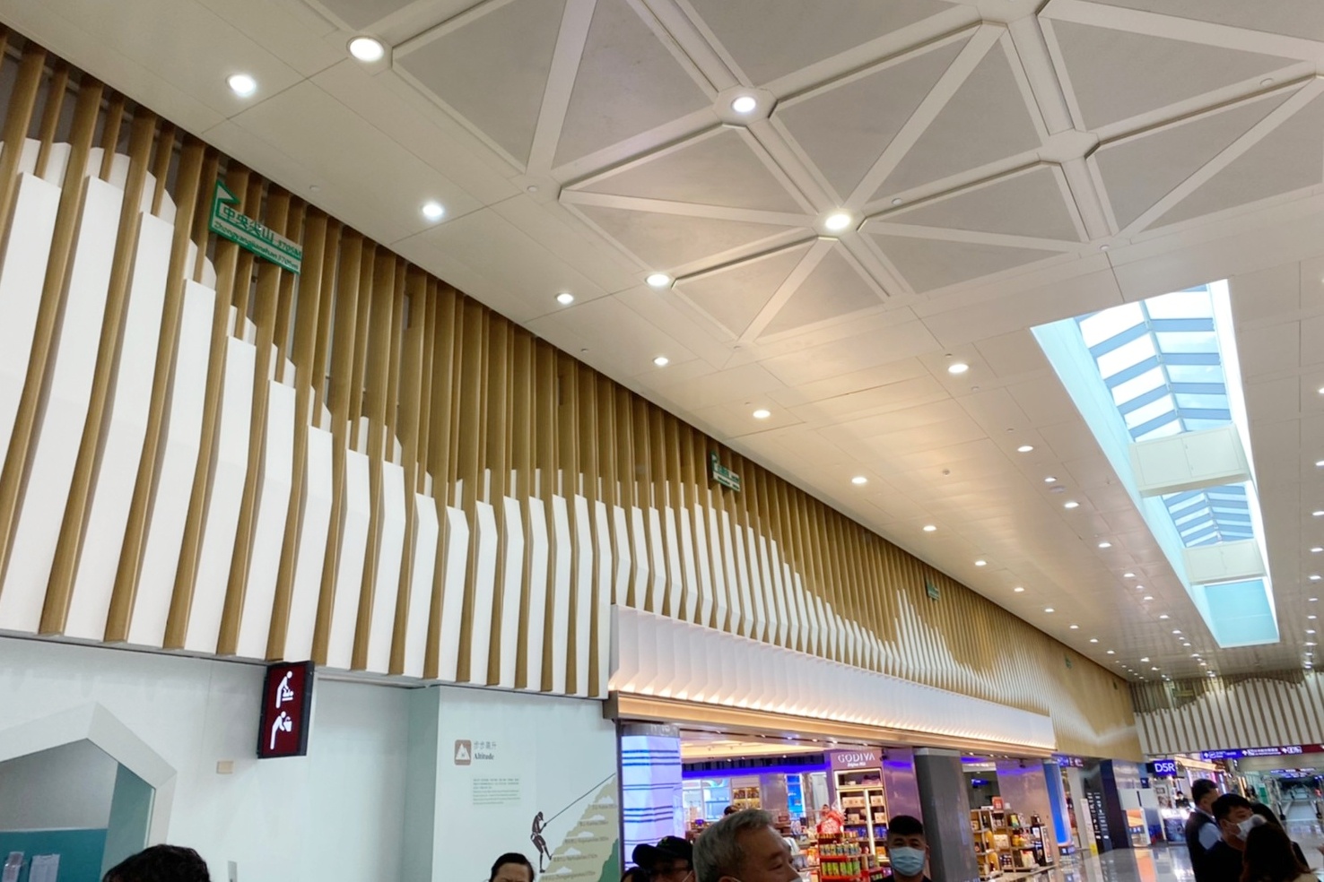 桃園大園｜桃園機場一日遊．出發吧！貴賓室美食x免稅店採購x機場總導覽 @飛天璇的口袋