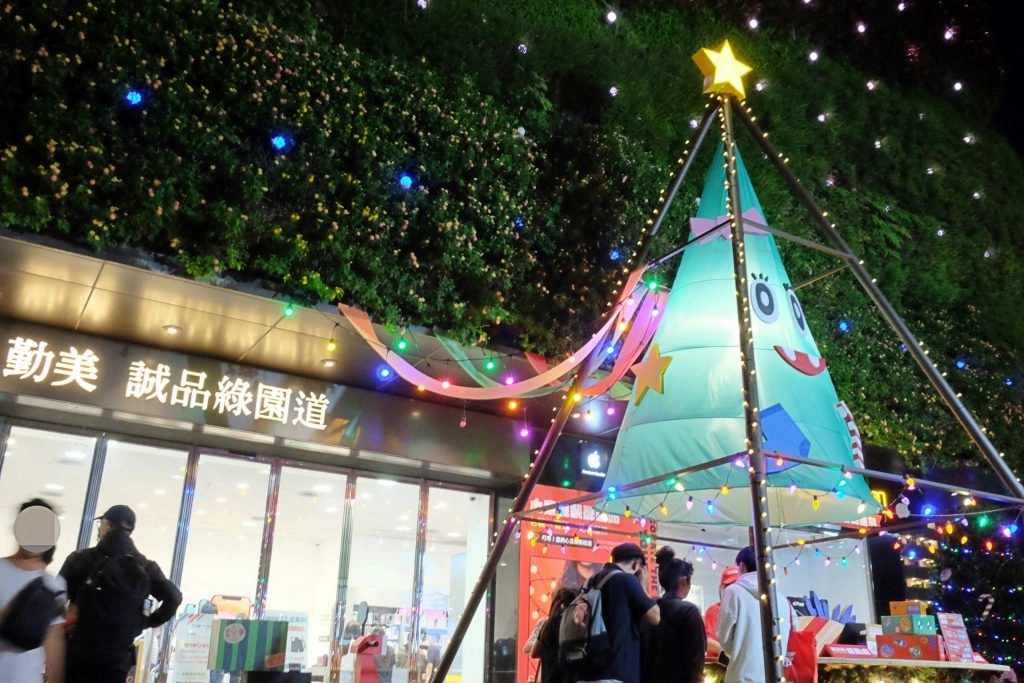 【台中西區】2020勤美誠品綠園道：勤美聖誕節裝置上場囉！還有祝福飛行機-聖誕明信片寄送站的服務 @飛天璇的口袋