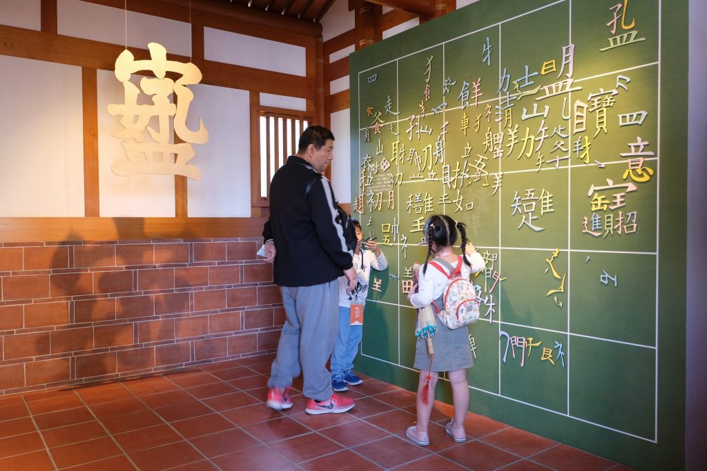 成美文化園｜占地3.5公頃成美文化園！台版兼六園、平地嘉明湖、落羽松大道 、百年三合院古厝 @飛天璇的口袋