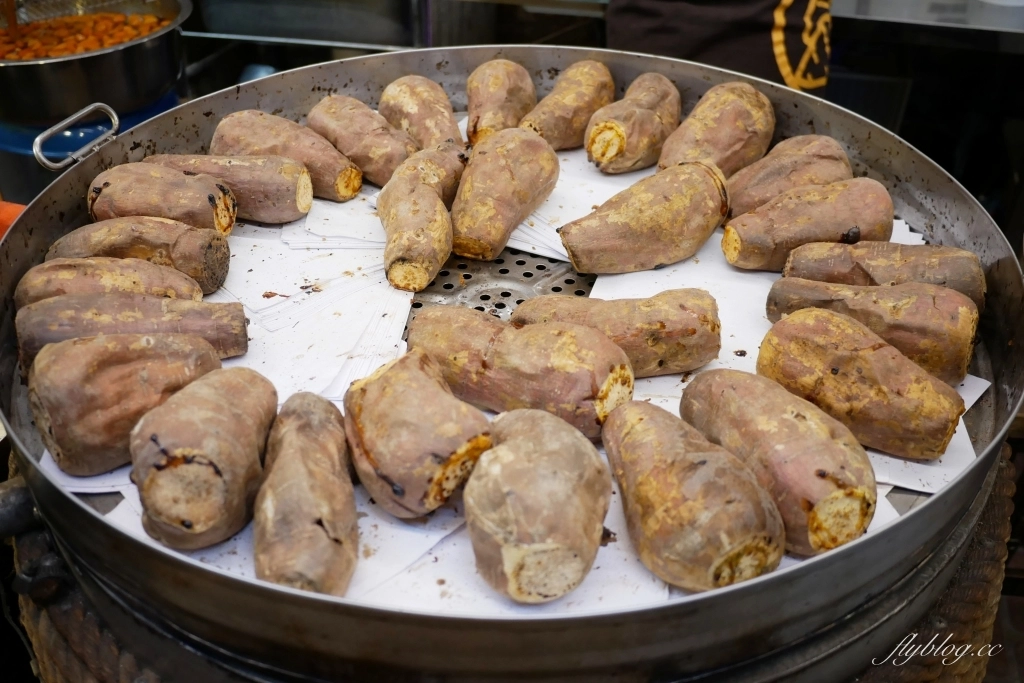 台中中區｜蜜藏地瓜，台中第二市場人氣美食，懷念的古早味小吃蜜地瓜 @飛天璇的口袋