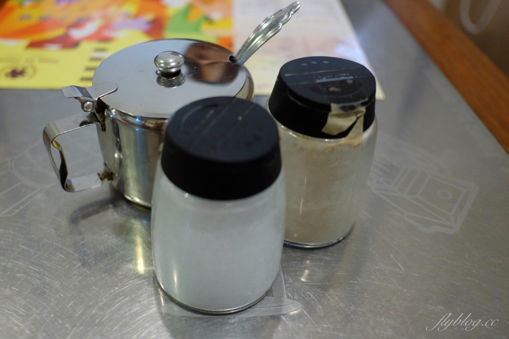 台北萬華｜蜂大咖啡，西門町老字號咖啡館，早餐限定套餐CP值高，還有必點美味合桃酥 @飛天璇的口袋