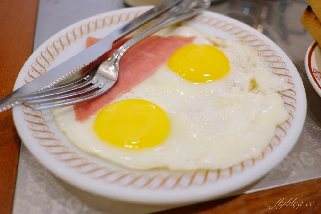 台北萬華｜蜂大咖啡，西門町老字號咖啡館，早餐限定套餐CP值高，還有必點美味合桃酥 @飛天璇的口袋