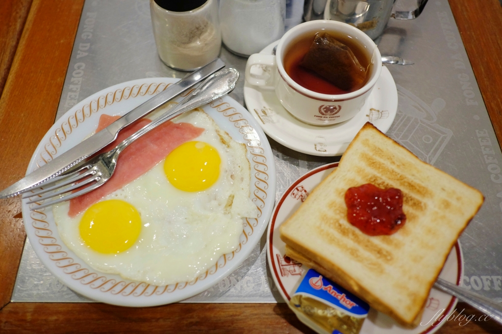 台北萬華｜蜂大咖啡，西門町老字號咖啡館，早餐限定套餐CP值高，還有必點美味合桃酥 @飛天璇的口袋