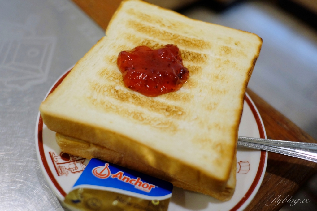 台北萬華｜蜂大咖啡，西門町老字號咖啡館，早餐限定套餐CP值高，還有必點美味合桃酥 @飛天璇的口袋