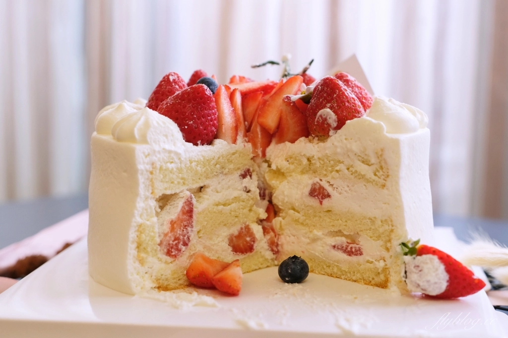 台中潭子｜太陽雨甜點工作室  S&R Cake house，季節限定草莓芒果蛋糕，Google4.9顆星甜點工作室 @飛天璇的口袋