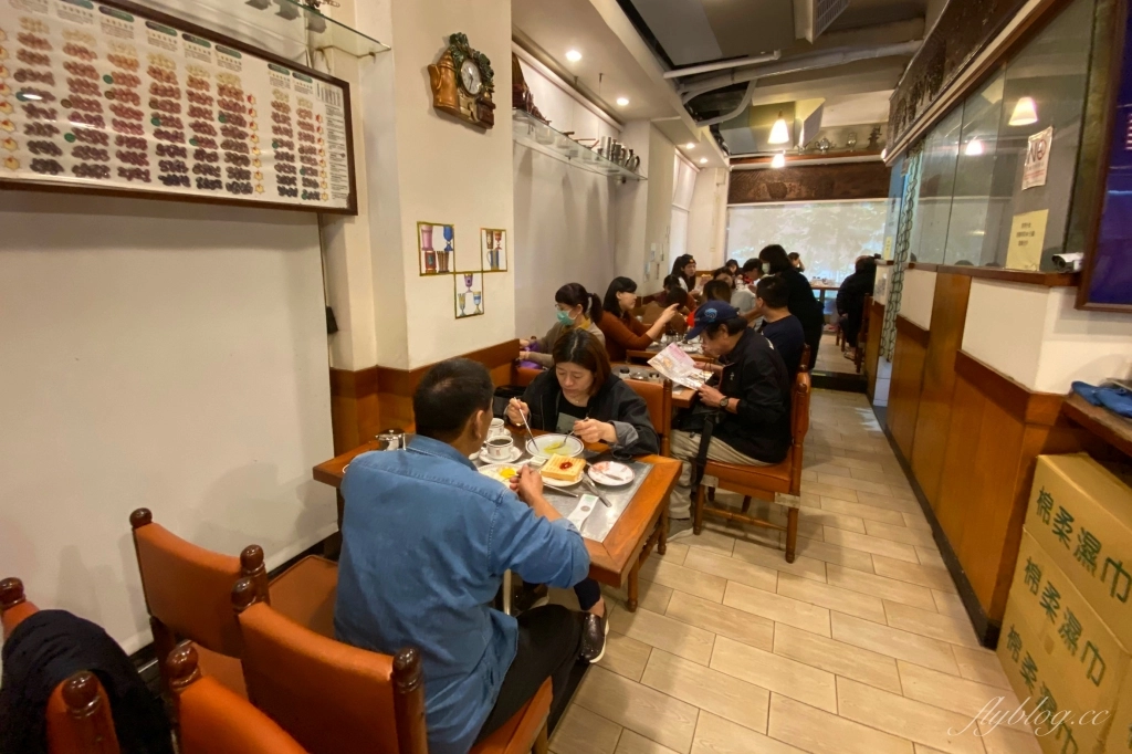 台北萬華｜蜂大咖啡，西門町老字號咖啡館，早餐限定套餐CP值高，還有必點美味合桃酥 @飛天璇的口袋