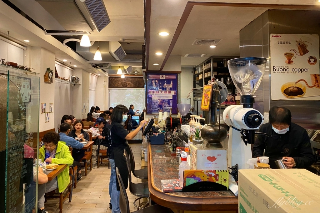 台北萬華｜蜂大咖啡，西門町老字號咖啡館，早餐限定套餐CP值高，還有必點美味合桃酥 @飛天璇的口袋