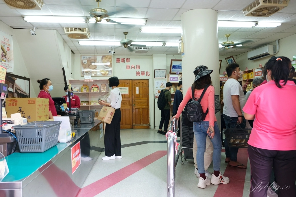 嘉義西區｜福義軒總店：嘉義熱銷的傳奇名店，蛋捲要外面攤子才買得到 @飛天璇的口袋