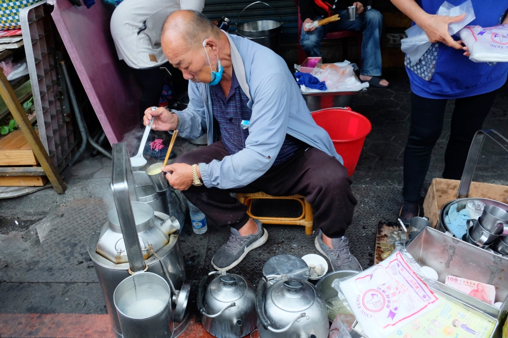 嘉義東區|包氏炭燒杏仁茶.嘉義南門圓環旁80年老攤,早餐杏仁茶加油條的古早味 @飛天璇的口袋 嘉義東區|包氏炭燒杏仁茶.嘉義南門圓環旁80年老攤,早餐杏仁茶加油條的古早味 @飛天璇的口袋
