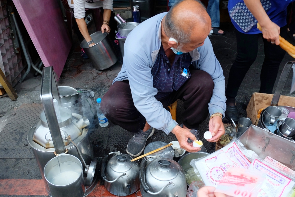 嘉義東區|包氏炭燒杏仁茶.嘉義南門圓環旁80年老攤,早餐杏仁茶加油條的古早味 @飛天璇的口袋 嘉義東區|包氏炭燒杏仁茶.嘉義南門圓環旁80年老攤,早餐杏仁茶加油條的古早味 @飛天璇的口袋