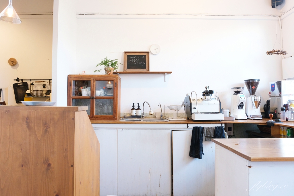 嘉義東區｜咖啡漫步：嘉義純白建築老宅咖啡館，很有溫度的空間和餐點(已歇業) @飛天璇的口袋