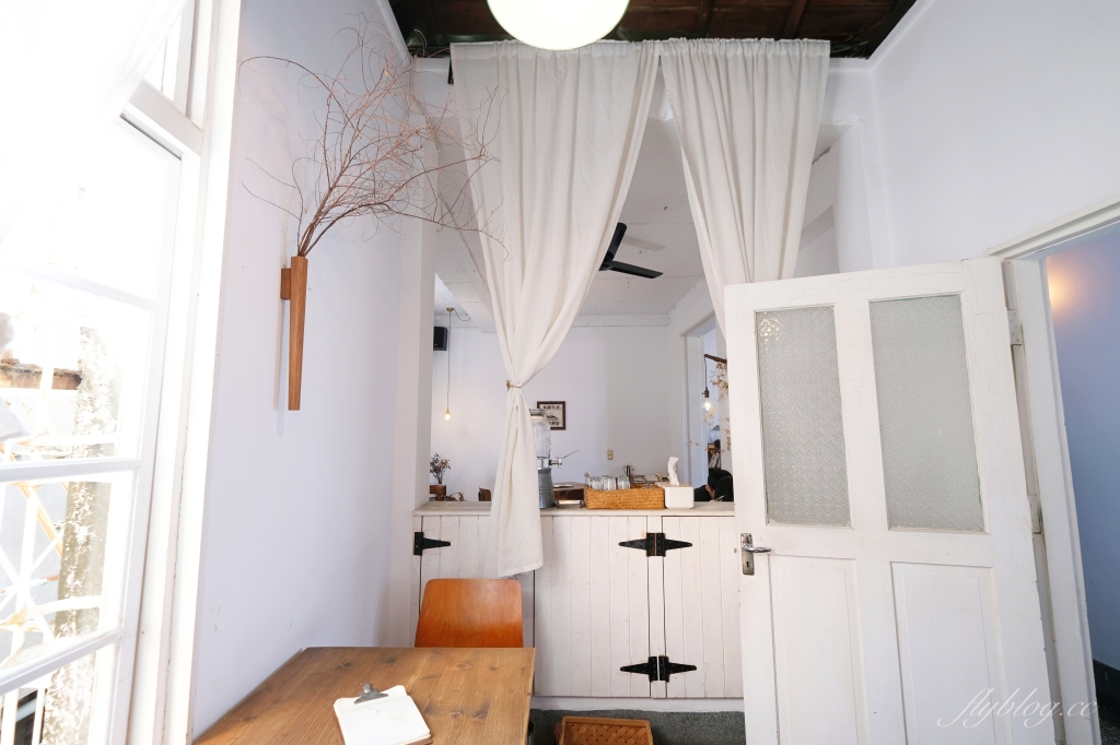 嘉義東區｜咖啡漫步：嘉義純白建築老宅咖啡館，很有溫度的空間和餐點(已歇業) @飛天璇的口袋