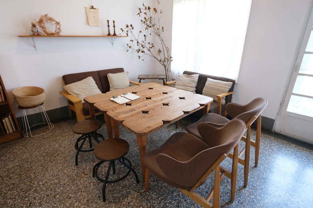 嘉義東區｜咖啡漫步：嘉義純白建築老宅咖啡館，很有溫度的空間和餐點(已歇業) @飛天璇的口袋