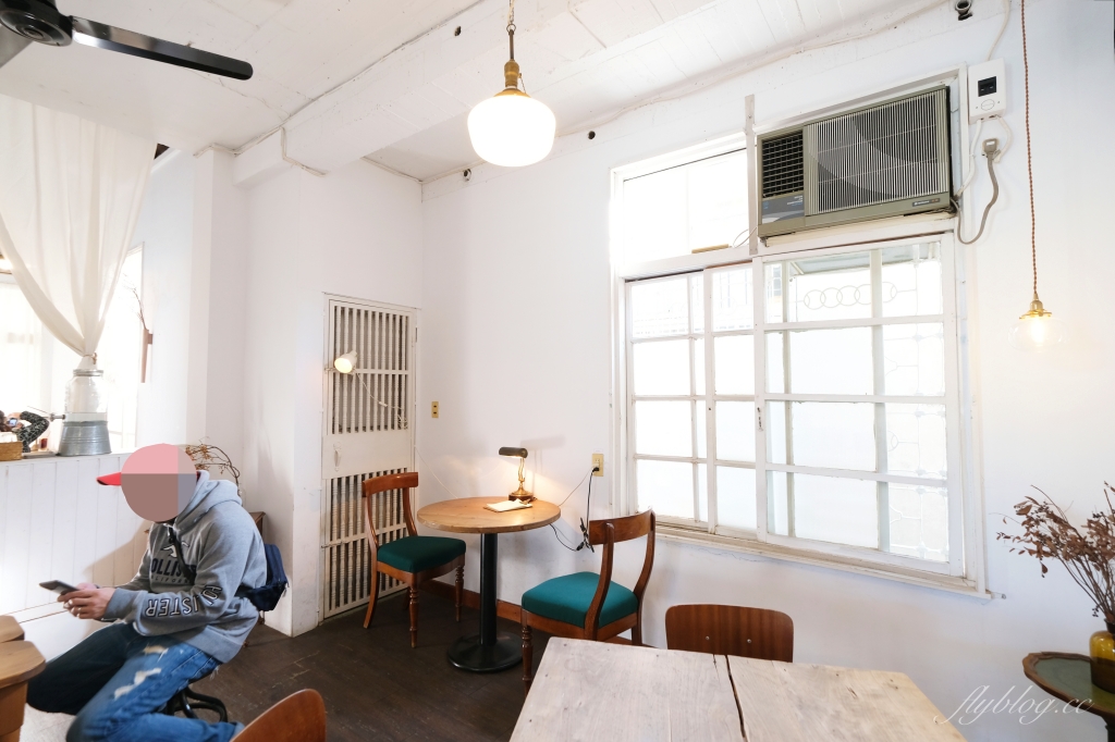 嘉義東區｜咖啡漫步：嘉義純白建築老宅咖啡館，很有溫度的空間和餐點(已歇業) @飛天璇的口袋