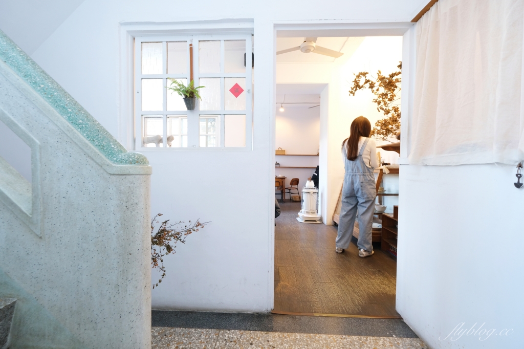 嘉義東區｜咖啡漫步：嘉義純白建築老宅咖啡館，很有溫度的空間和餐點(已歇業) @飛天璇的口袋