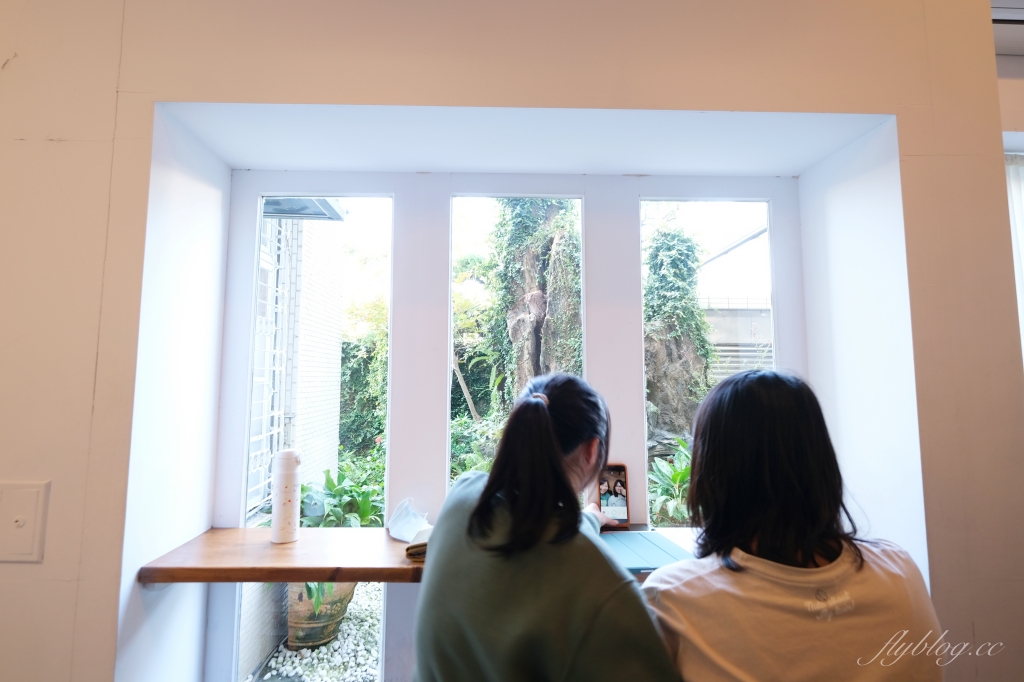 嘉義東區｜咖啡漫步：嘉義純白建築老宅咖啡館，很有溫度的空間和餐點(已歇業) @飛天璇的口袋