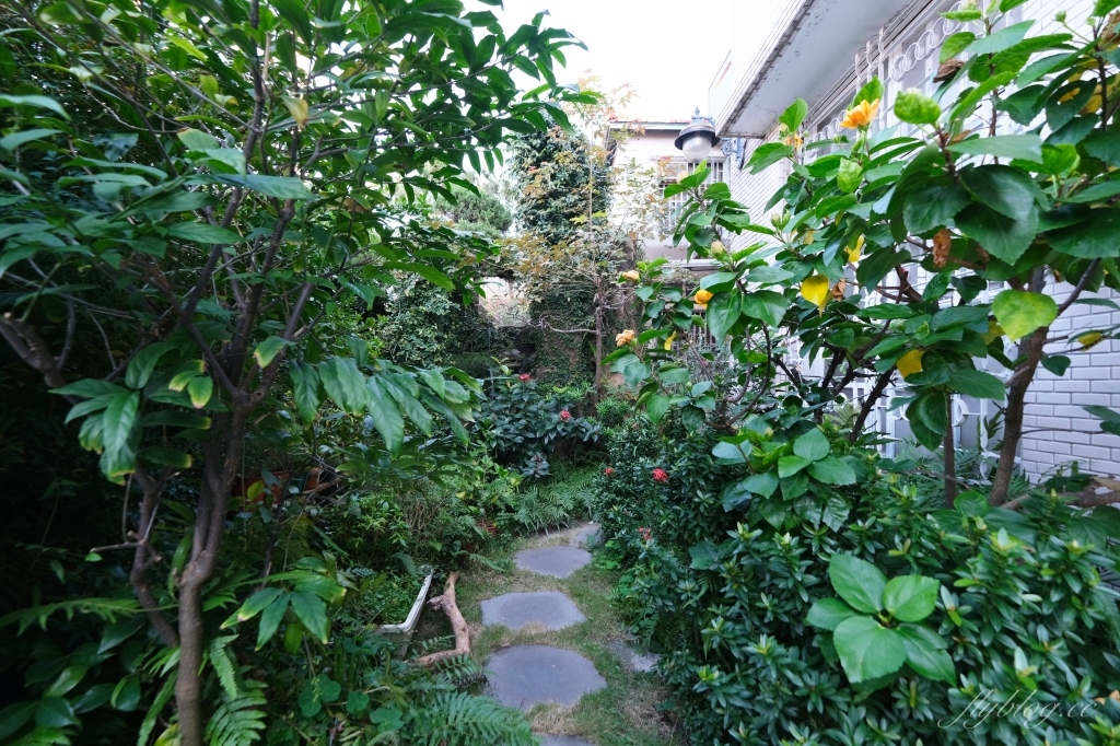 嘉義東區｜咖啡漫步：嘉義純白建築老宅咖啡館，很有溫度的空間和餐點(已歇業) @飛天璇的口袋