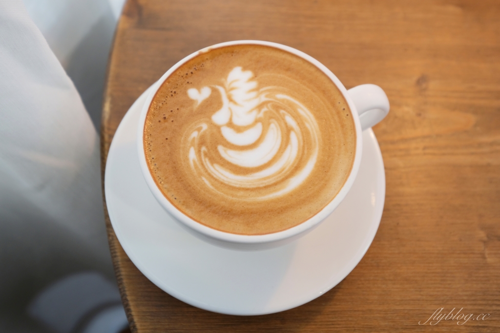 嘉義東區｜咖啡漫步：嘉義純白建築老宅咖啡館，很有溫度的空間和餐點(已歇業) @飛天璇的口袋