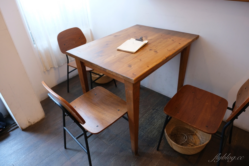 嘉義東區｜咖啡漫步：嘉義純白建築老宅咖啡館，很有溫度的空間和餐點(已歇業) @飛天璇的口袋