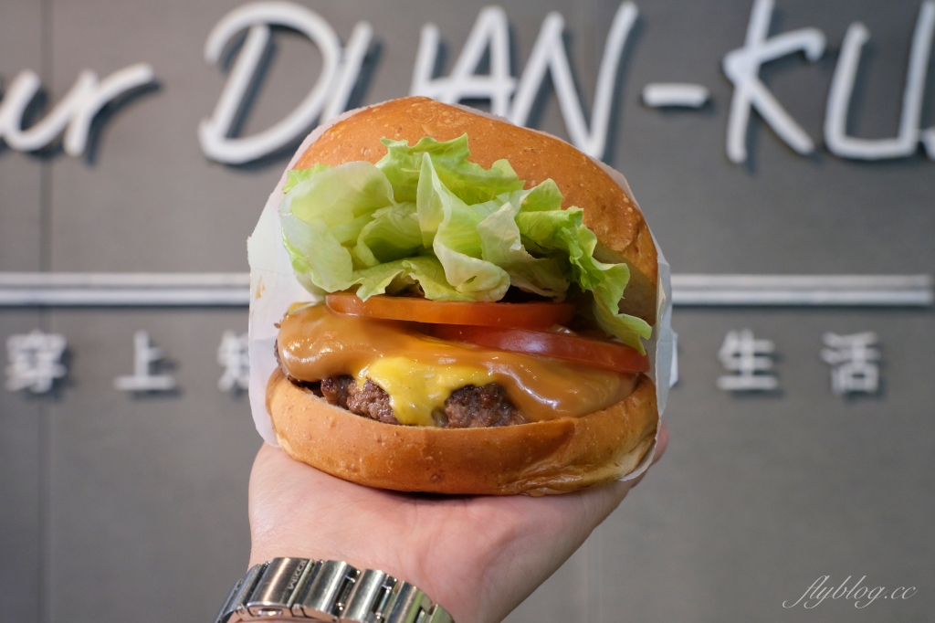 嘉義西區｜樂檸漢堡：金庫變酒窖穿短褲享優惠，最美的嘉義中山市府門市 @飛天璇的口袋