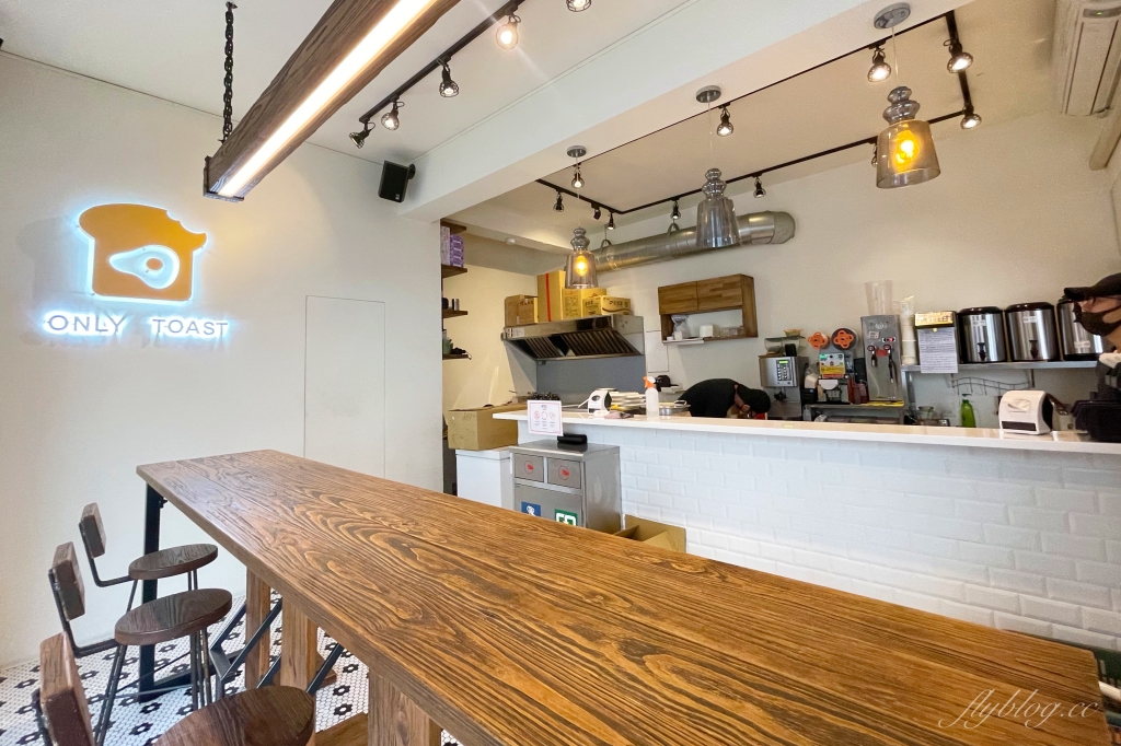 台北中正｜OnlyToast偷吃吐司專賣店．南機場總店，韓風吐司連鎖專賣店，冬季限定草莓吐司上市 @飛天璇的口袋