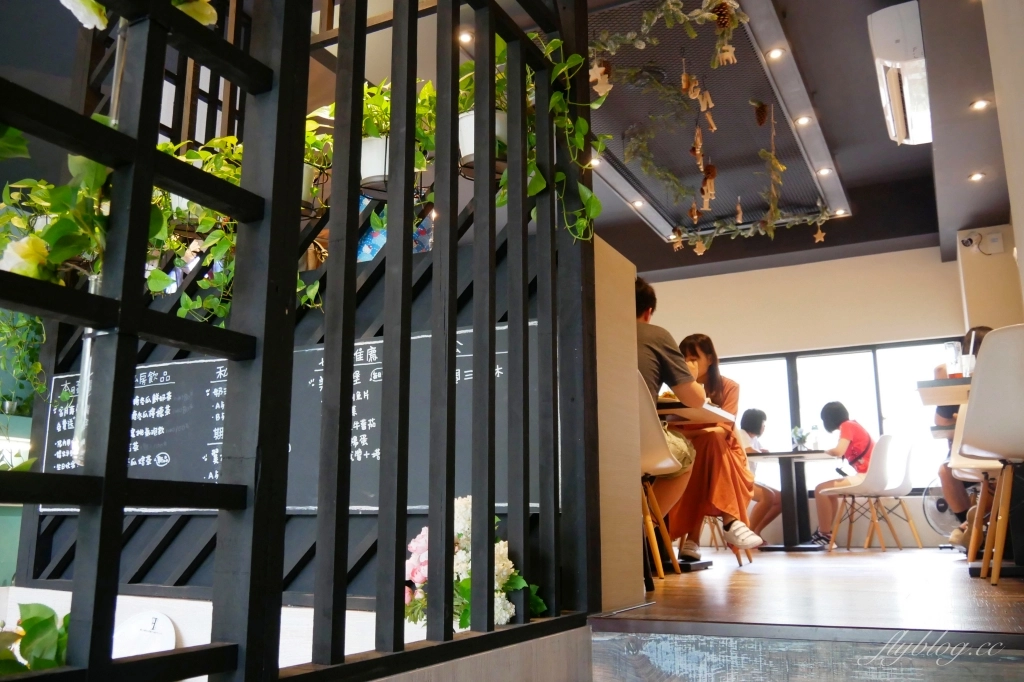 找晨手作輕食料理｜座落於兒童公園旁的早午餐店，座擁窗前大片綠地美景 @飛天璇的口袋