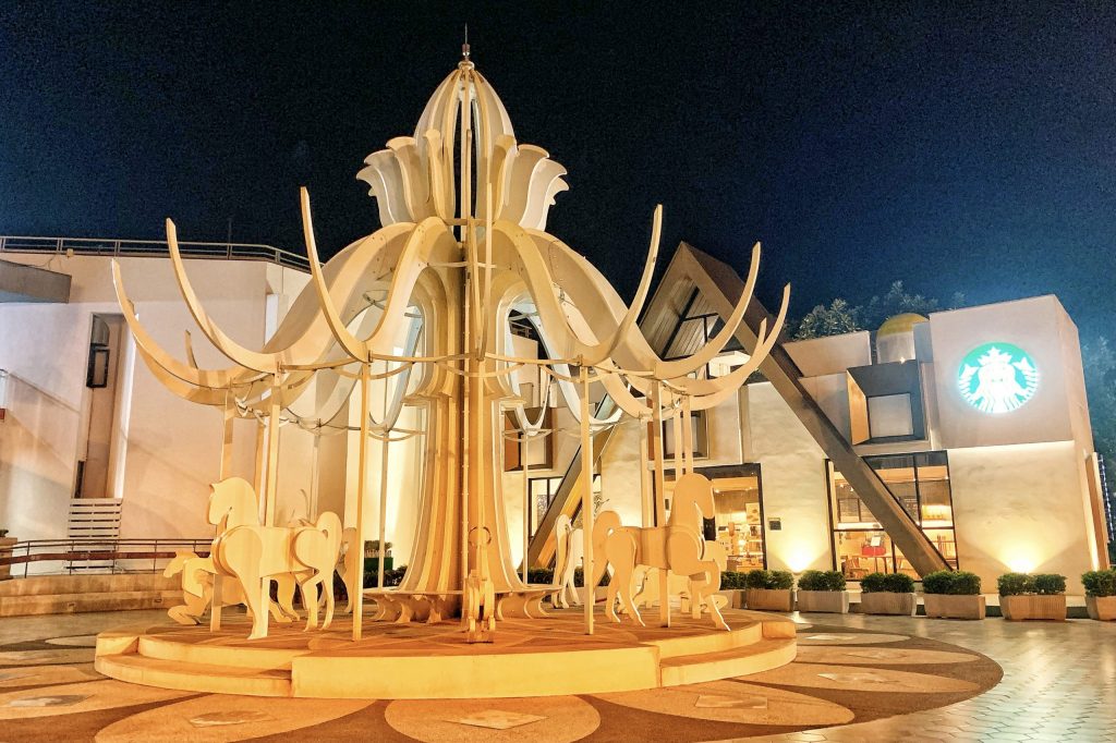 台中后里｜星巴克泰安南門市，夢幻的積木城堡和浪漫的旋轉木馬，泰安休息站裡的星巴克門市 @飛天璇的口袋