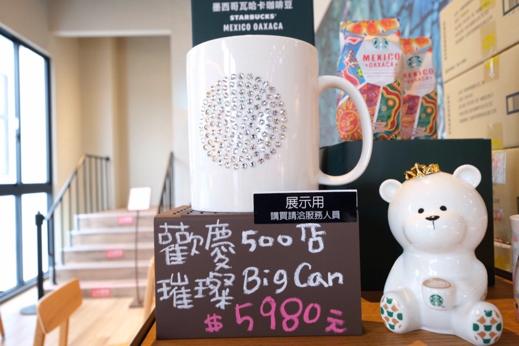 台中后里｜星巴克泰安南門市，夢幻的積木城堡和浪漫的旋轉木馬，泰安休息站裡的星巴克門市 @飛天璇的口袋