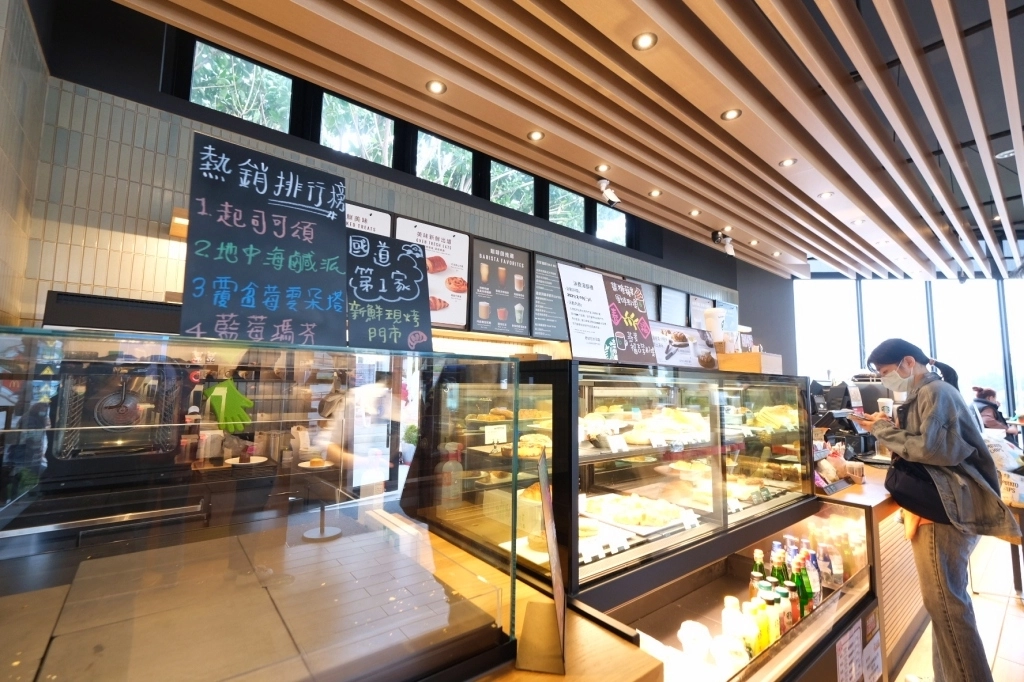 台中后里｜星巴克泰安南門市，夢幻的積木城堡和浪漫的旋轉木馬，泰安休息站裡的星巴克門市 @飛天璇的口袋