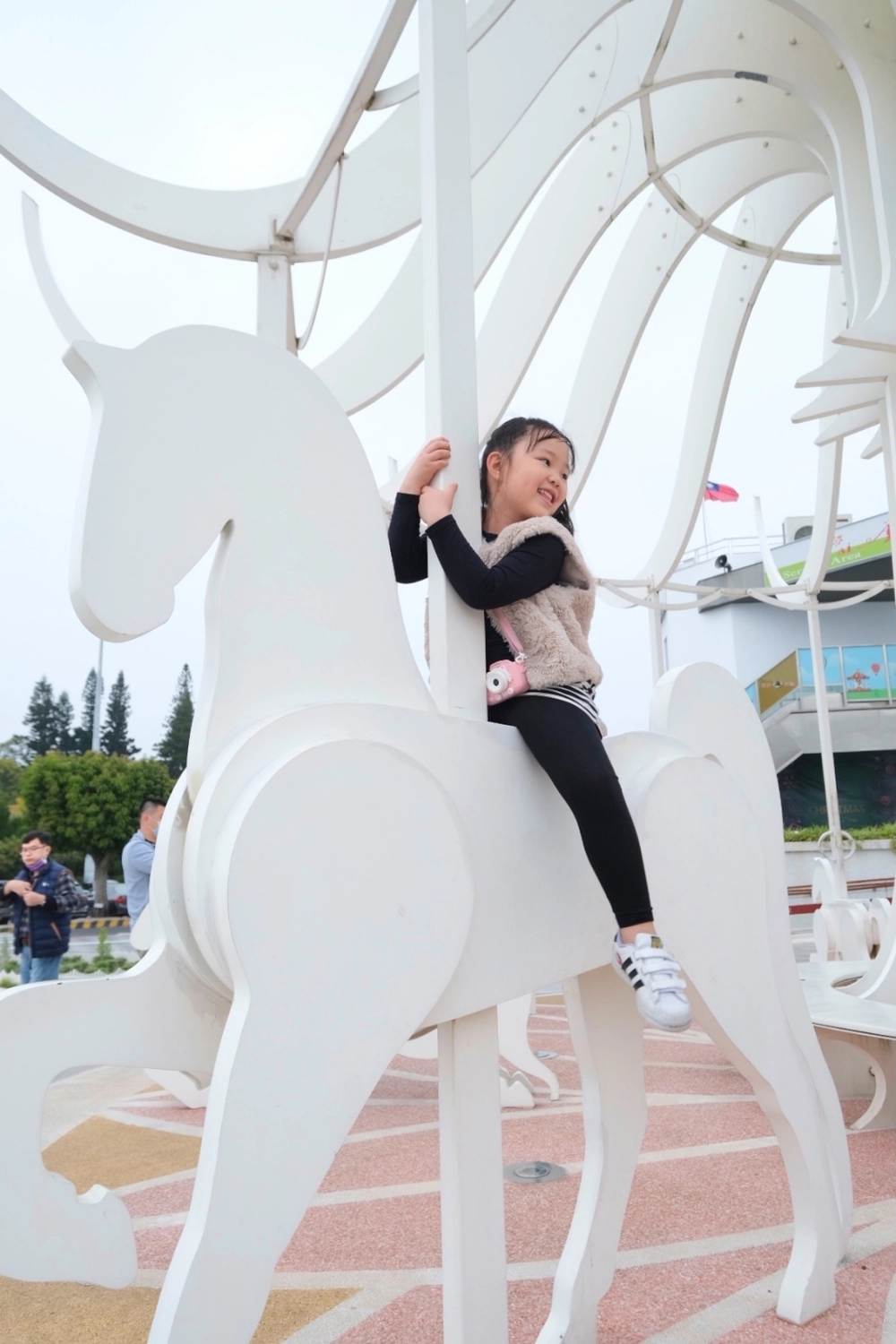 台中后里｜星巴克泰安南門市，夢幻的積木城堡和浪漫的旋轉木馬，泰安休息站裡的星巴克門市 @飛天璇的口袋