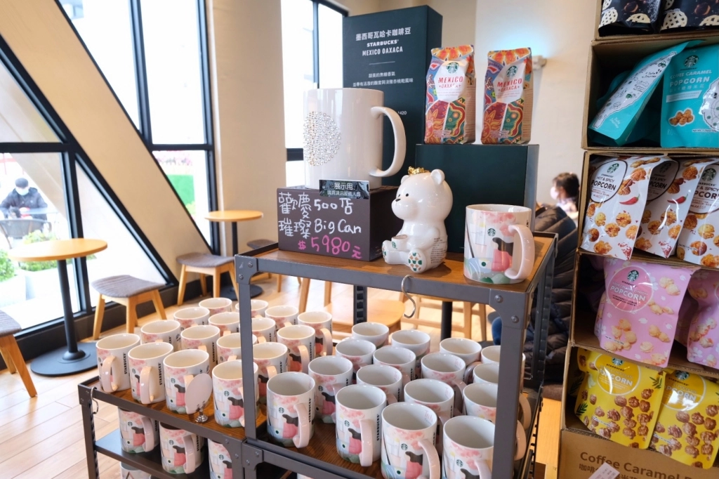 台中后里｜星巴克泰安南門市，夢幻的積木城堡和浪漫的旋轉木馬，泰安休息站裡的星巴克門市 @飛天璇的口袋