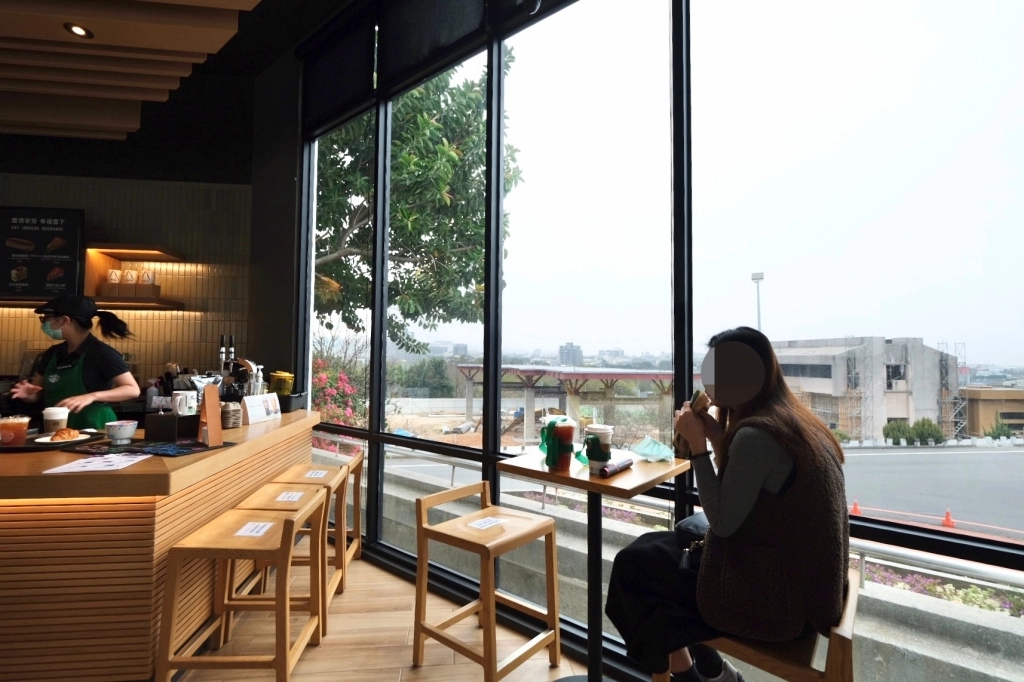 台中后里｜星巴克泰安南門市，夢幻的積木城堡和浪漫的旋轉木馬，泰安休息站裡的星巴克門市 @飛天璇的口袋