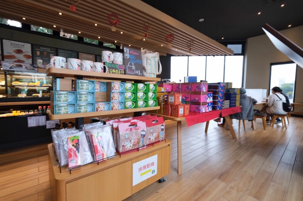 台中后里｜星巴克泰安南門市，夢幻的積木城堡和浪漫的旋轉木馬，泰安休息站裡的星巴克門市 @飛天璇的口袋
