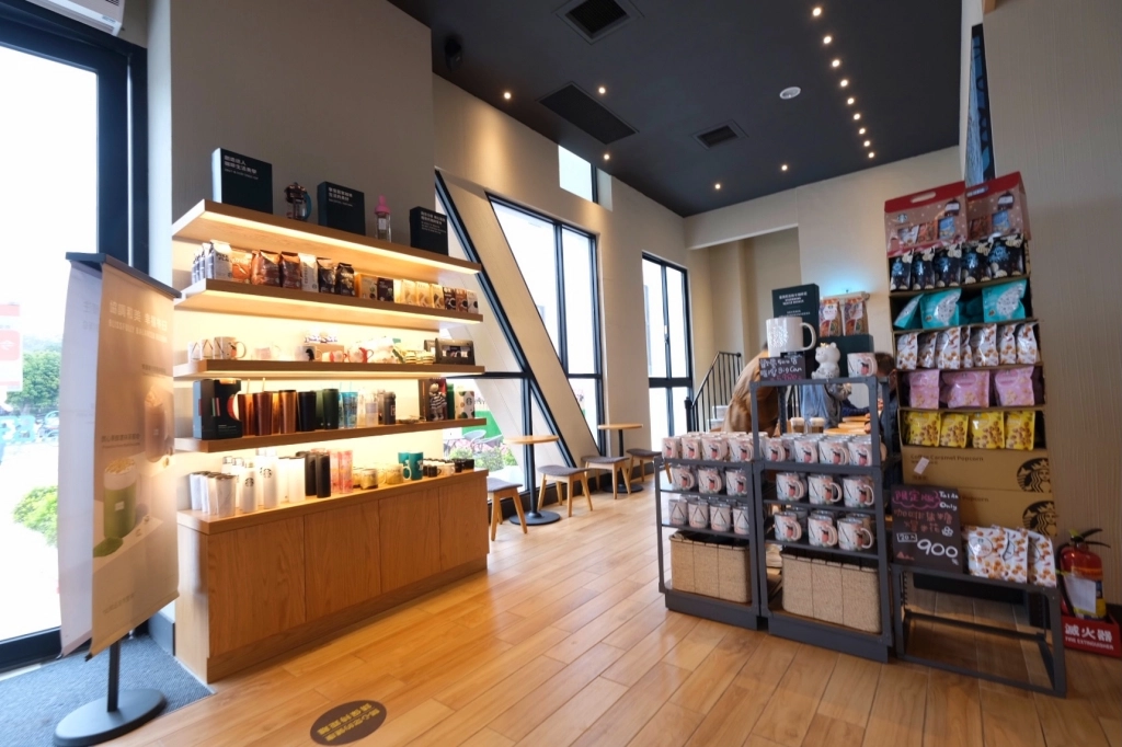 台中后里｜星巴克泰安南門市，夢幻的積木城堡和浪漫的旋轉木馬，泰安休息站裡的星巴克門市 @飛天璇的口袋