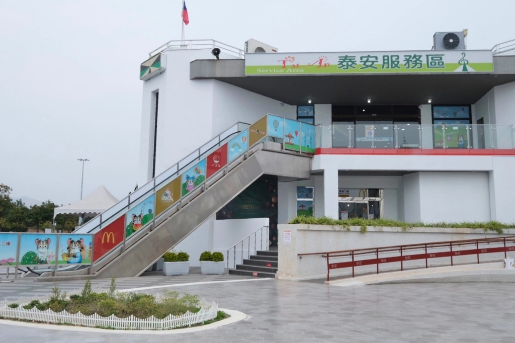 台中后里｜星巴克泰安南門市，夢幻的積木城堡和浪漫的旋轉木馬，泰安休息站裡的星巴克門市 @飛天璇的口袋