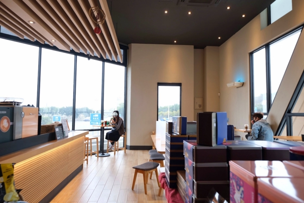 台中后里｜星巴克泰安南門市，夢幻的積木城堡和浪漫的旋轉木馬，泰安休息站裡的星巴克門市 @飛天璇的口袋