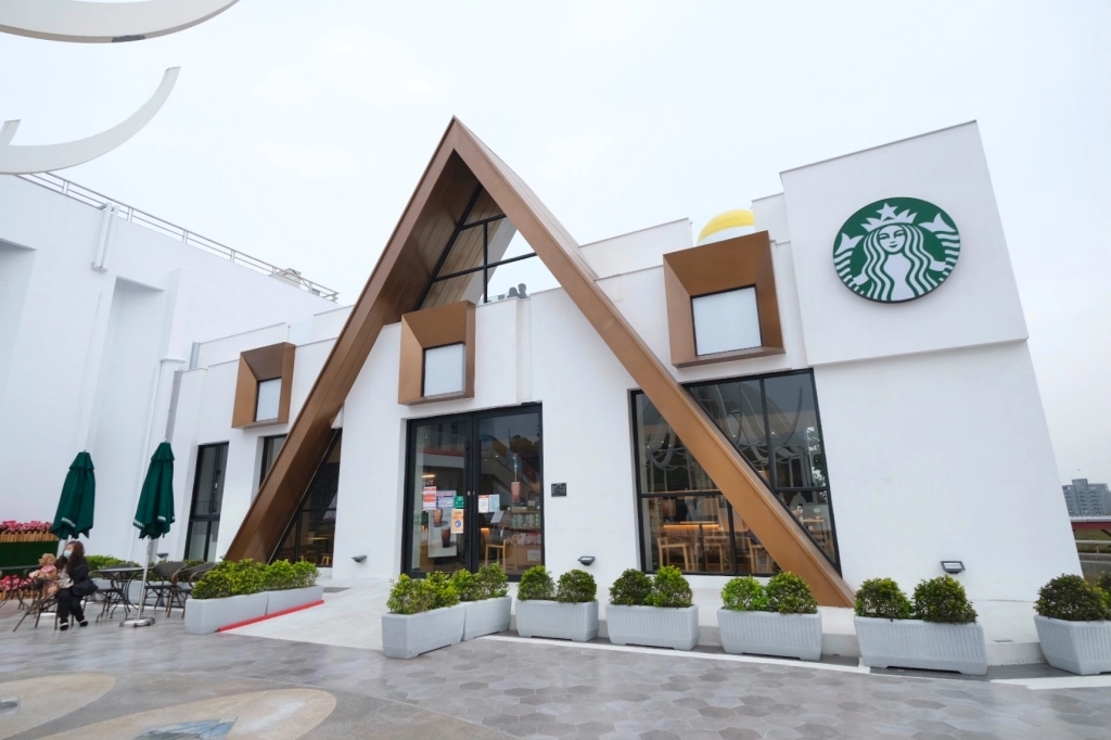 台中后里｜星巴克泰安南門市，夢幻的積木城堡和浪漫的旋轉木馬，泰安休息站裡的星巴克門市 @飛天璇的口袋